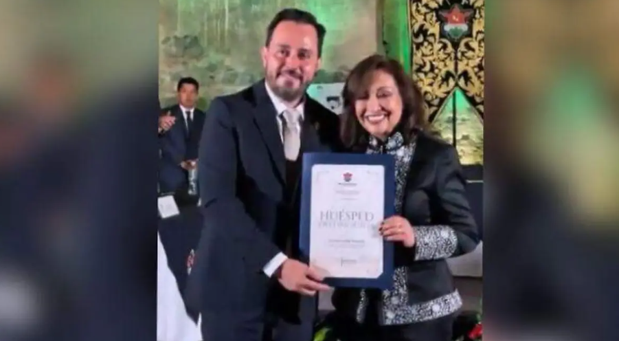 Foto: Cortesía Lorena Cuéllar recibe reconocimiento como Huésped Distinguida en Guatemala