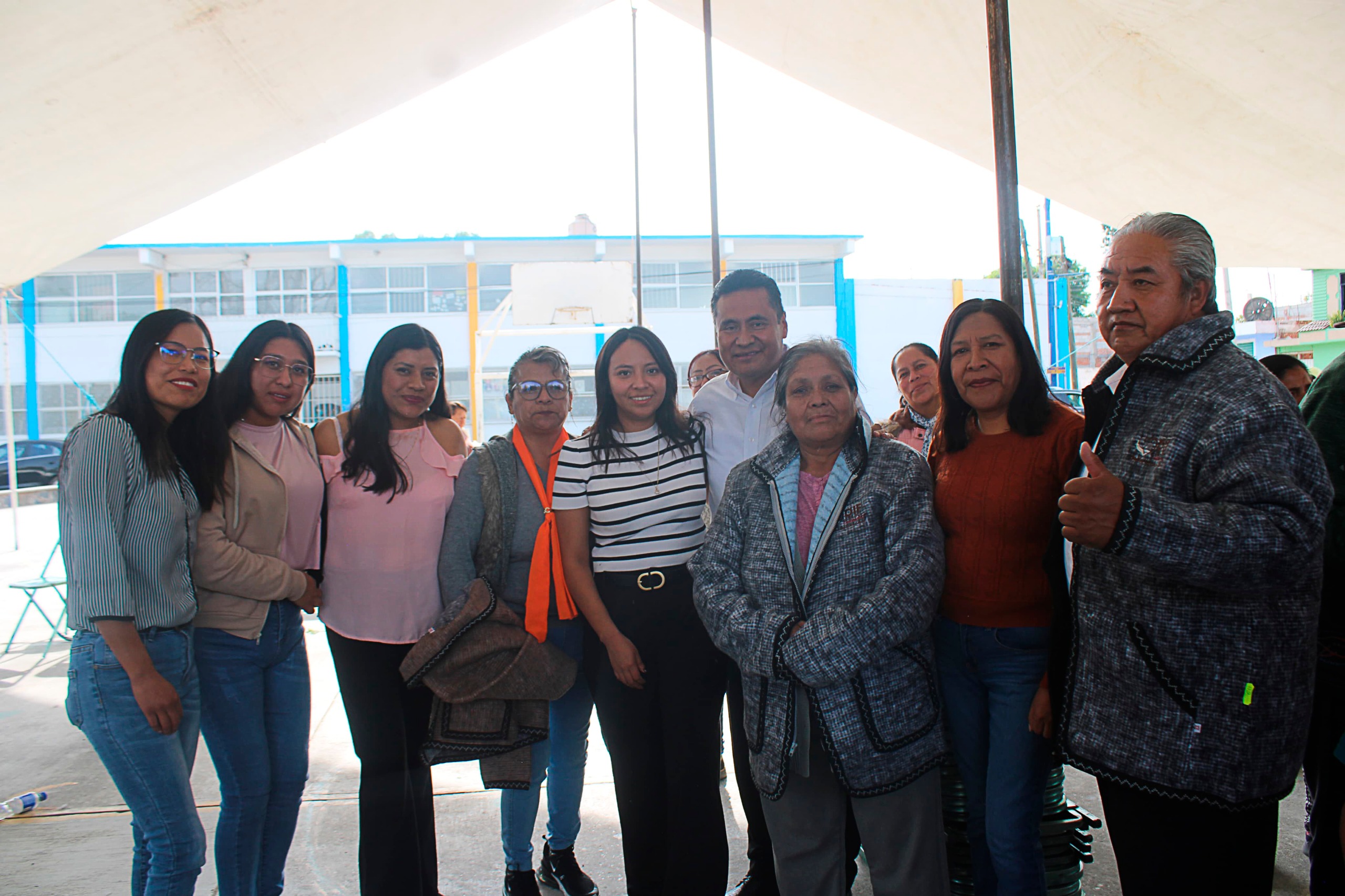 Comunicado oficial Recibieron 2 mil 100 adultos mayores chamarras del programa "Abraza Coronango"