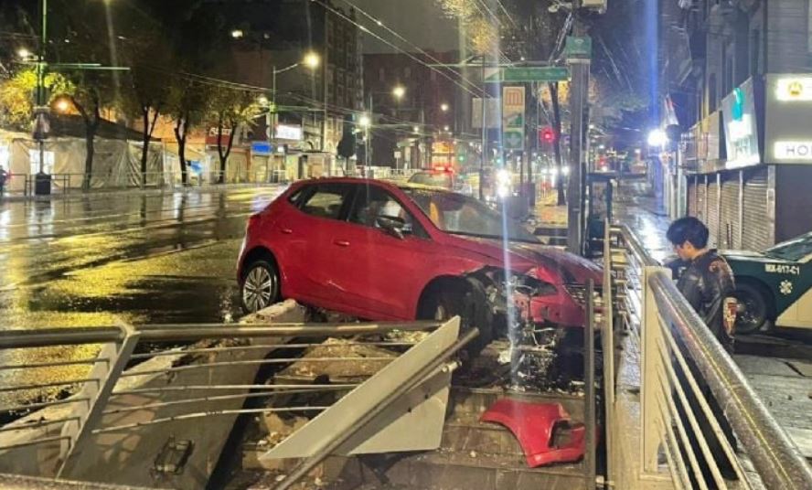 Foto: Cortesía Joven impacta su vehículo contra estación del metro Salto del Agua en CDMX