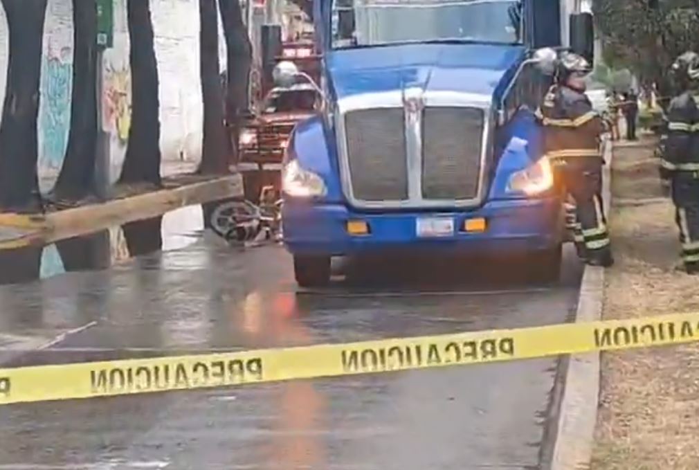 Foto: Cortesía Motociclista muere aplastado por tráiler en Gustavo A. Madero
