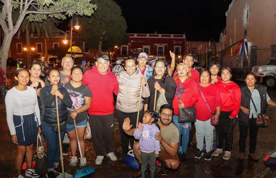 Foto: Cortesía Ariadna Ayala y vecinos revitalizan el zócalo de Atlixco con limpieza nocturna