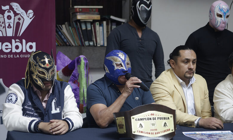 Foto: Cortesía El presidente de la Comisión de Box y Lucha Libre del Cabildo de Puebla, Wences Ovidio Celis Córdova, anunció la realización del Campeonato de Puebla de Lucha Libre, como parte de los esfuerzos del Ayuntamiento por promover el deporte en las 17 juntas auxiliares. El evento se llevará a cabo el sábado 25 de enero en la Arena “Damián”, San Francisco Teotihuacán, a partir de las 5:30 pm.  Celis Córdova destacó que los cinturones en disputa serán en las categorías de peso “Ligero”, “Medio” y “Welter”. Resaltó que estas iniciativas forman parte de la estrategia del Ayuntamiento para fortalecer el tejido social y contribuir al desarrollo integral de la comunidad. Asimismo, subrayó la importancia de acercar el deporte a la población como un medio para fomentar la sana convivencia.  Erick de Jesús Aguilar Muñoz, director general de la Arena “Damián”, señaló que estos campeonatos son un referente en el ámbito local y que la convocatoria sigue abierta para luchadores interesados en participar. Además, reveló que la lucha estelar contará con la participación de Tonalli, King Rocker y Metal Spider enfrentándose a Hell Boy, Cuchillo y un participante sorpresa.  El costo de los boletos es de 50 pesos para niños, 100 pesos entrada general, 150 pesos en segunda fila, y 200 pesos en primera fila. Las entradas están disponibles en las taquillas de la Arena “Damián” y a través de los números de WhatsApp 22 12 27 95 41 y 22 21 86 19 90. En la conferencia de prensa estuvieron presentes luchadores reconocidos como Black Panther, Centella de Oro, Califa, Rey Celeste, Zignum Extrem, Conjuro, Adamant y Crazy Santana.