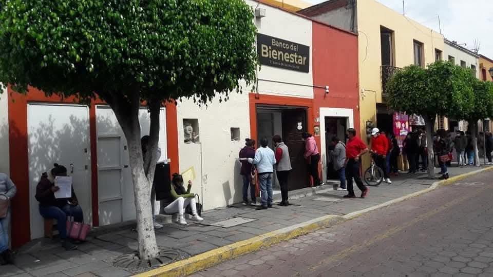 ¡Por gandalla! destituyen a banquera de Bienestar por maltrato a adulto mayor 
