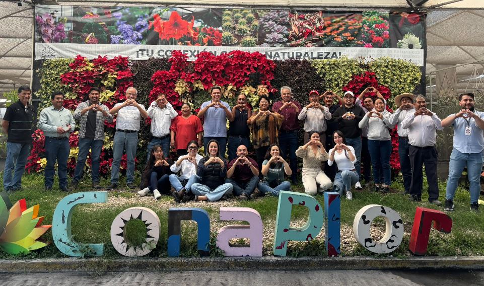 Foto: Cortesía Floricultores poblanos visitan CONAPLOR para impulsar su competitividad