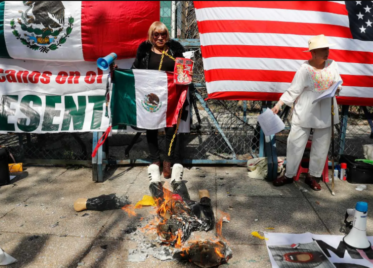 Foto: Cortesía Activistas protestan frente a la embajada de EE. UU. contra políticas de Trump