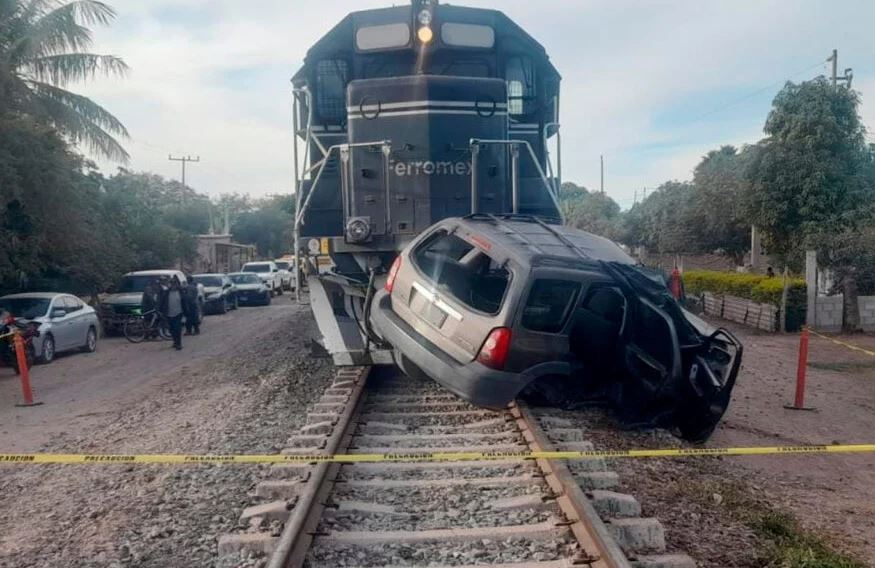 Foto: Cortesía Tren Chepe impacta camioneta: madre fallece y su hijo sobrevive gravemente herido