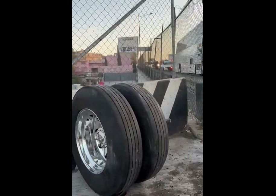 Foto: Cortesía Accidente en la México-Pachuca: autobús pierde llantas y daña la vía