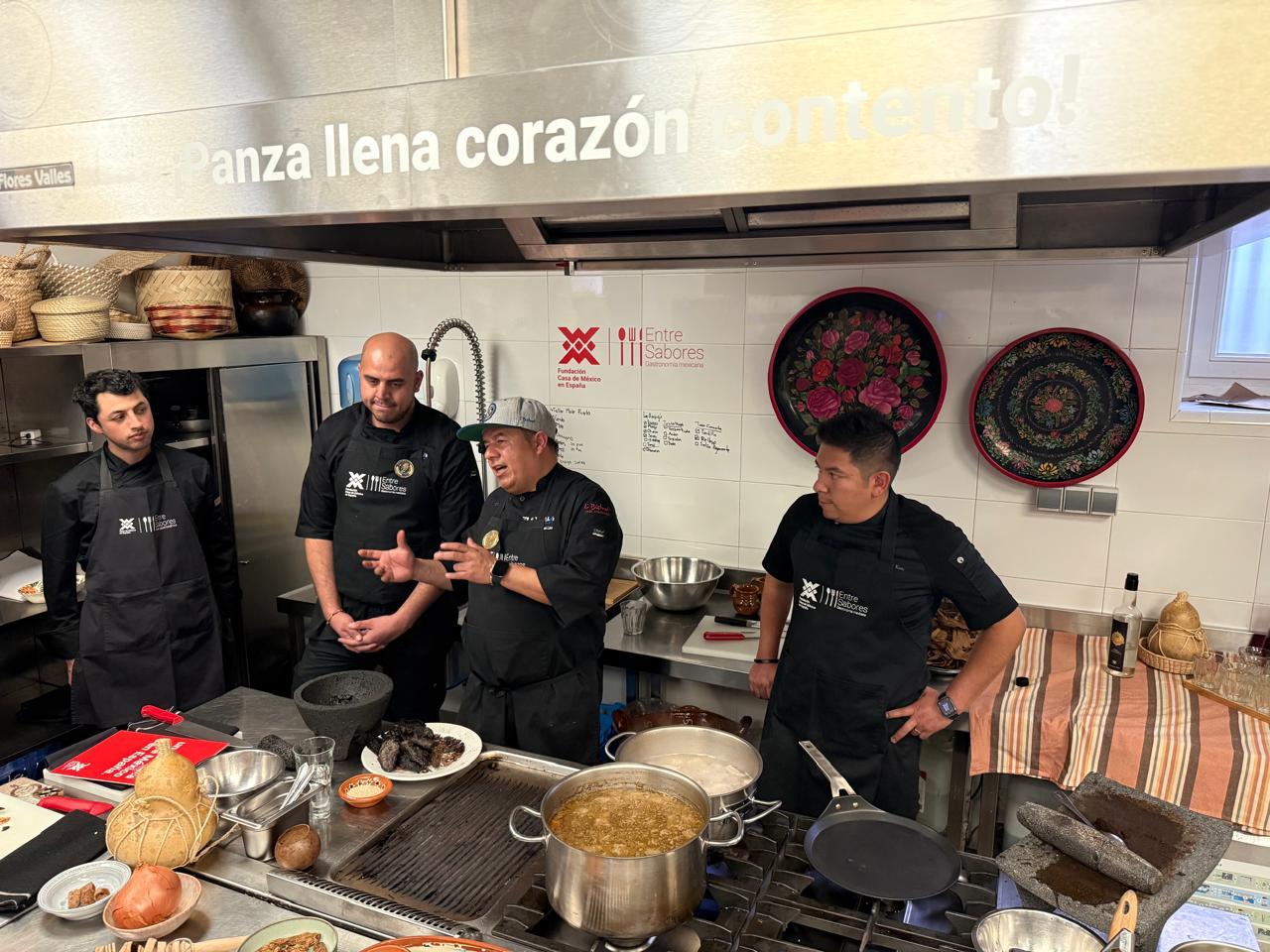 Taller gastronómico lleva los moles tlaxcaltecas a España