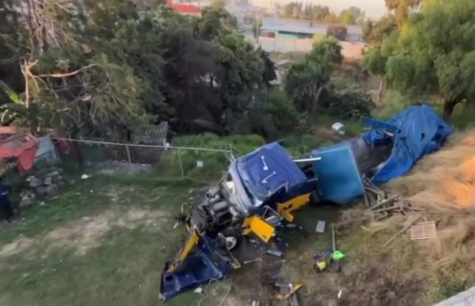 Foto: Cortesía Trailer cae al vacío en México-Puebla: milagro sin heridos, conductor huye