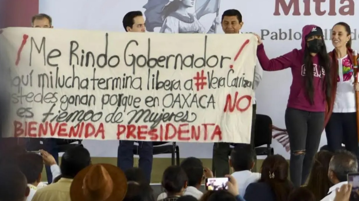 Foto: Cortesía María Elena Ríos protesta frente a Claudia Sheinbaum y denuncia liberación de su agresor Juan Antonio Vera Carrizal