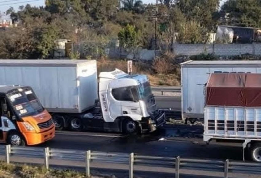 Foto: Cortesía Choque entre tres tráileres causa caos en la autopista México-Puebla