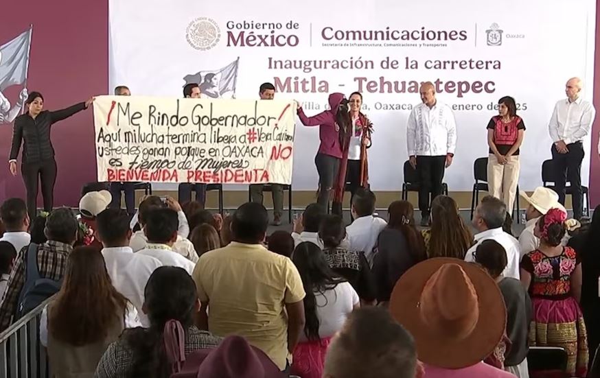 Foto: Cortesía María Elena Ríos exige justicia en evento de Claudia Sheinbaum en Oaxaca