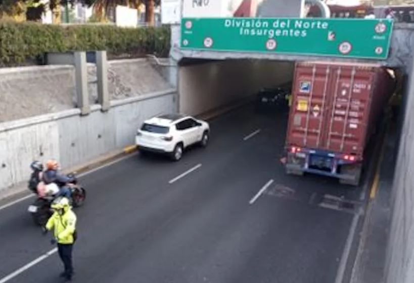 Foto: Cortesía Caos vial en CDMX: tráiler atorado en Viaducto Miguel Alemán bloquea tránsito