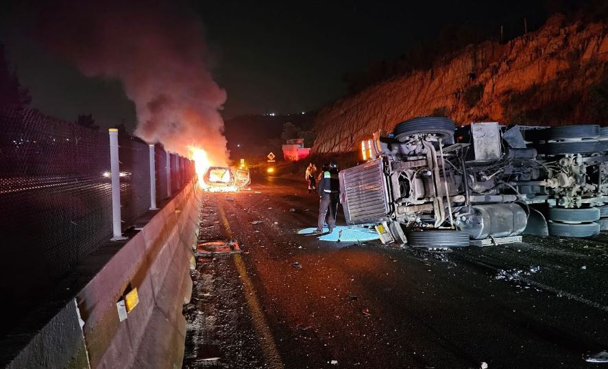 Foto: Cortesía Tragedia en Chamapa-Lechería: tráiler volcado deja un muerto calcinado