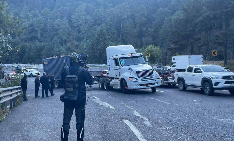 Foto: Cortesía Tráiler varado en la México-Toluca provoca caos vial esta mañana