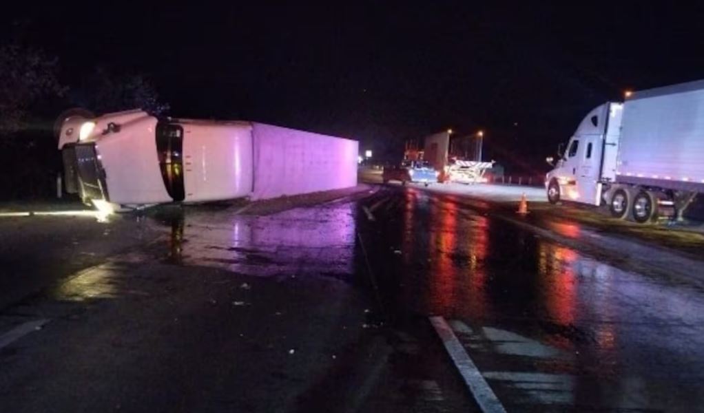 Foto: Cortesía Tráiler vuelca en la autopista México-Querétaro y causa caos vial