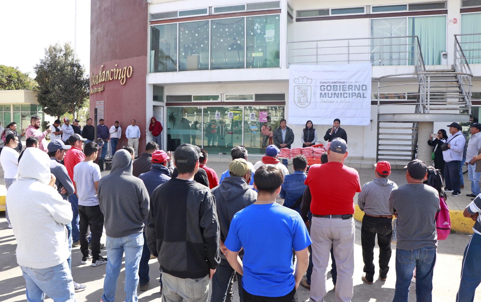 Comunicado oficial Entrega Omar Muñoz uniformes a personal de parques y jardines