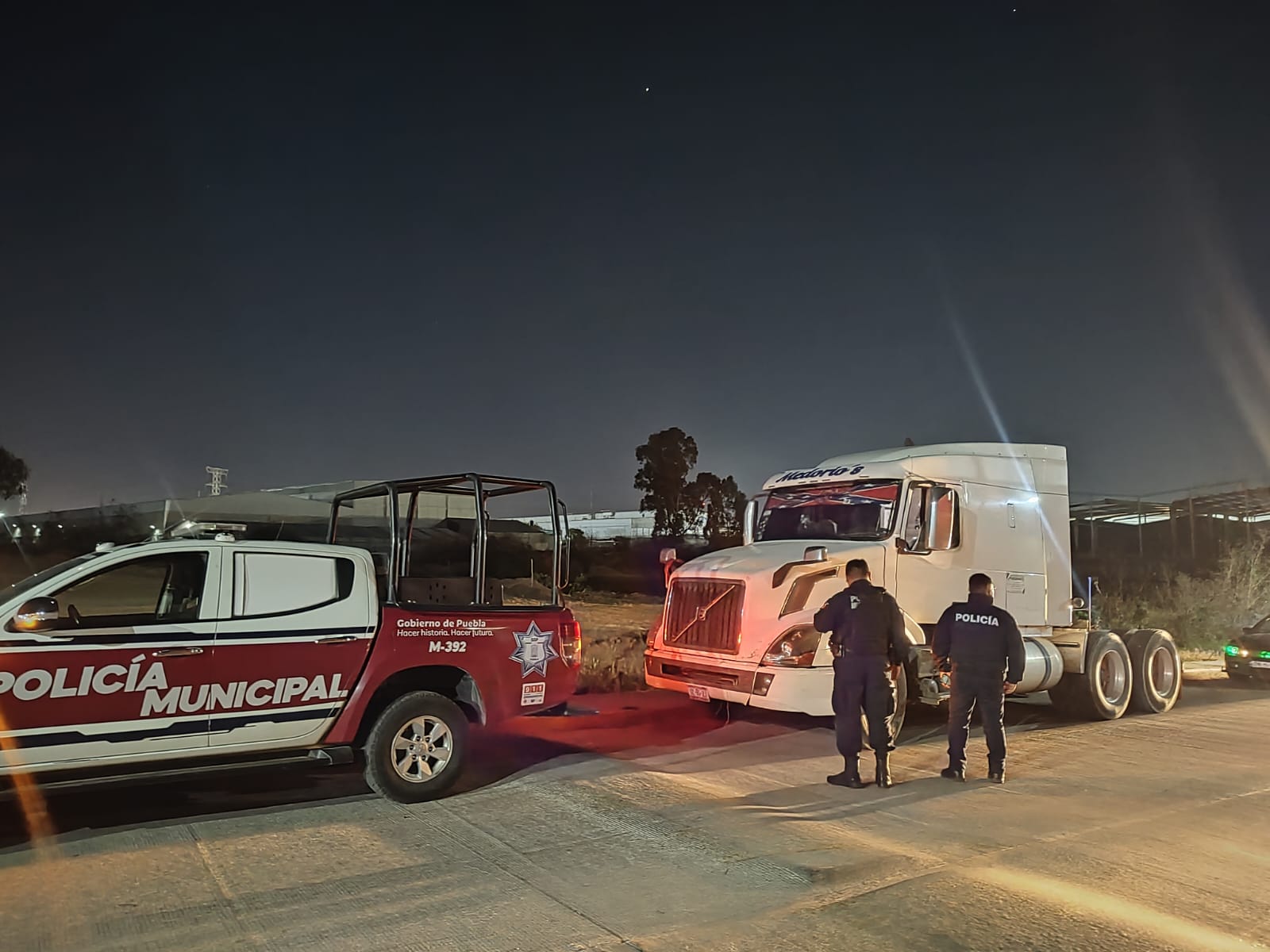 Por: Cortesía Lula Pineda Aseguran SSPC tractocamión con reporte de robo en Cuautlancingo