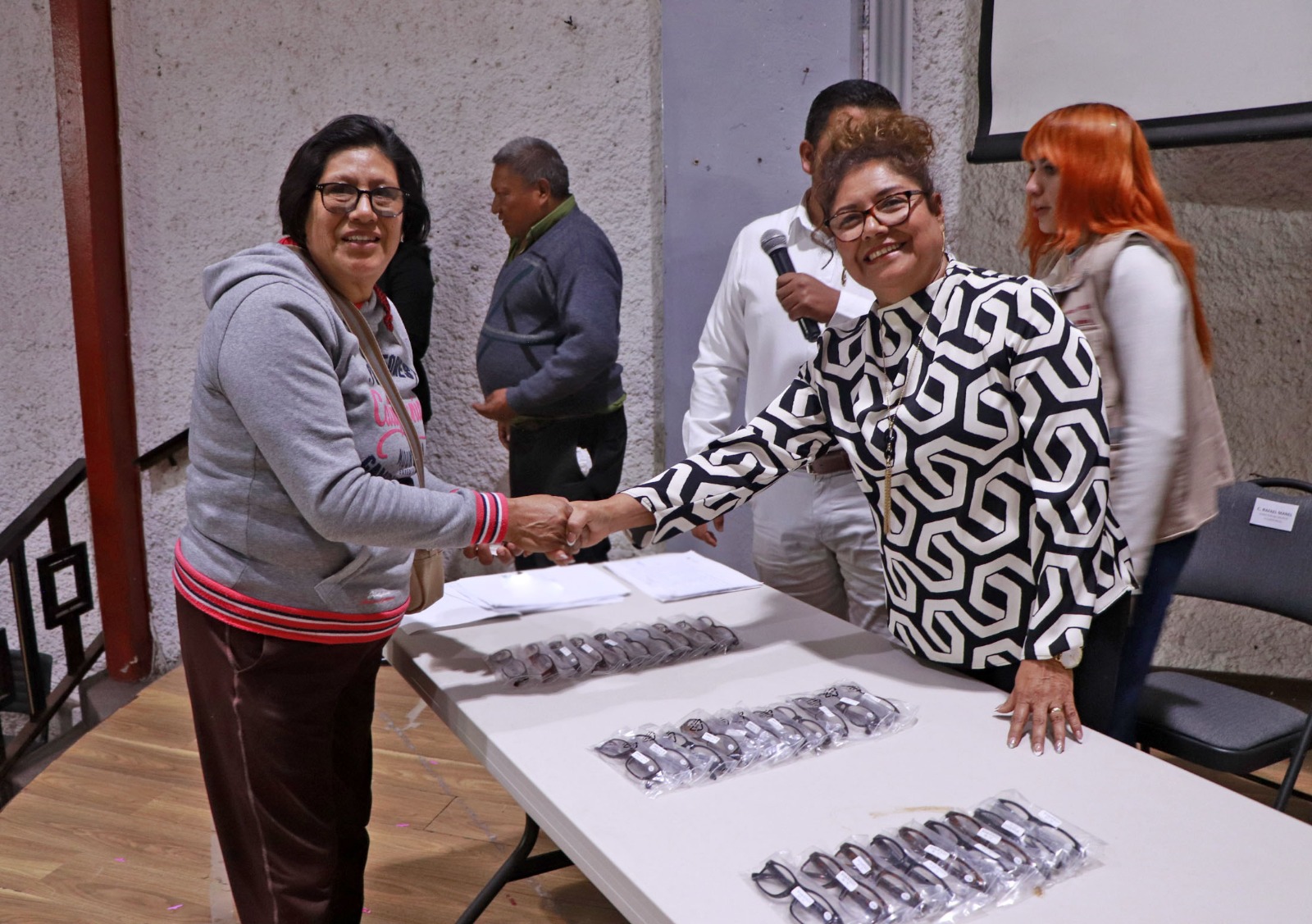 Entrega Tere Alfaro, presidenta del DIF de Cuautlancingo lentes para personas con vista cansada 