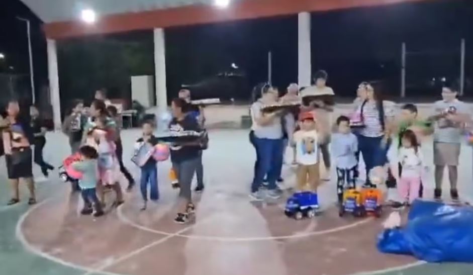 Foto: Cortesía CJNG reparte roscas y juguetes en Macuspana en desafío a autoridades