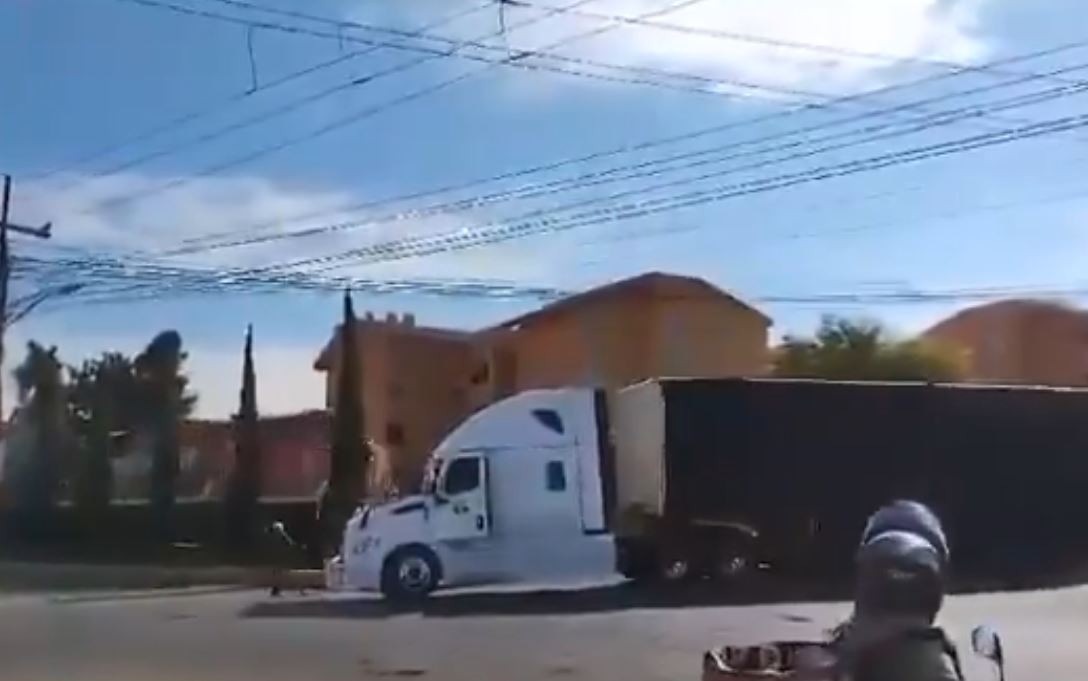 Foto: Cortesía Tráiler es arrastrado por tren en Celaya, Guanajuato: sin heridos pero con grandes daños