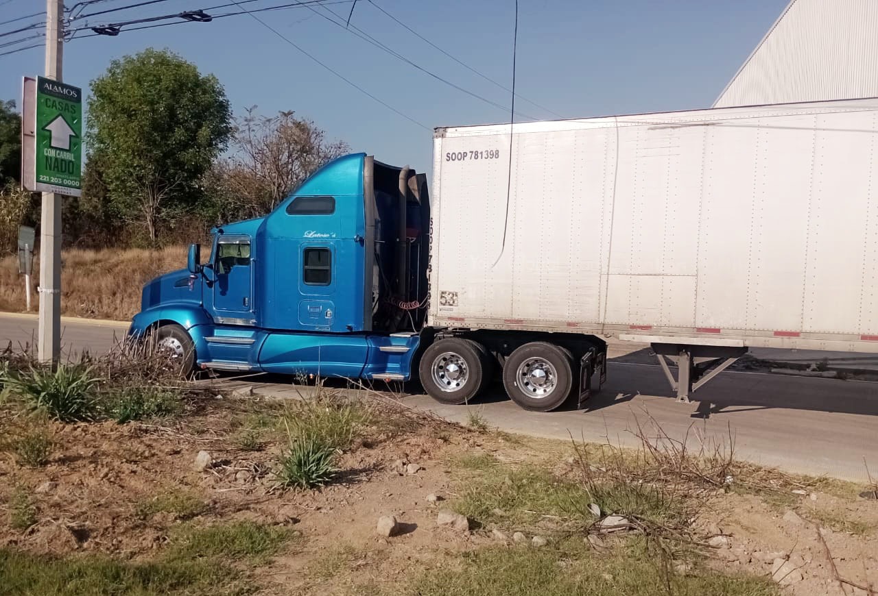 La SSCyPC de Cuautlancingo recupera tractocamión con reporte de robo en Sanctorum