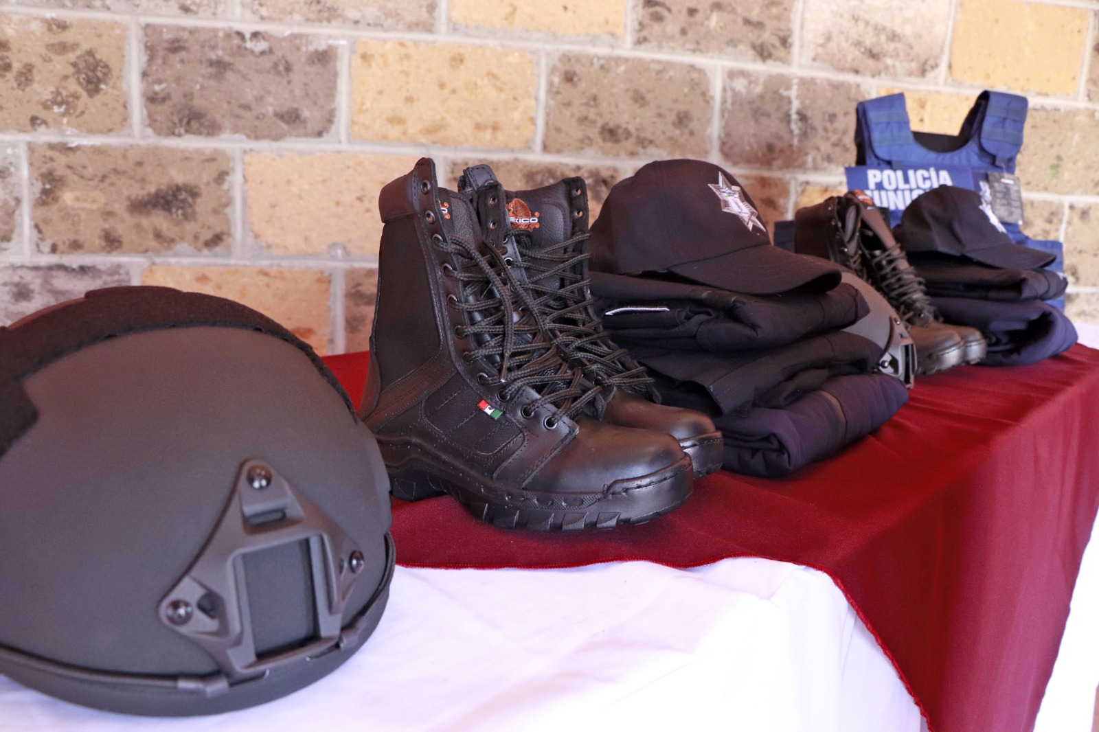 Comunicado oficial Omar Muñoz entregó equipo y motopatrullas a la SSCyPC