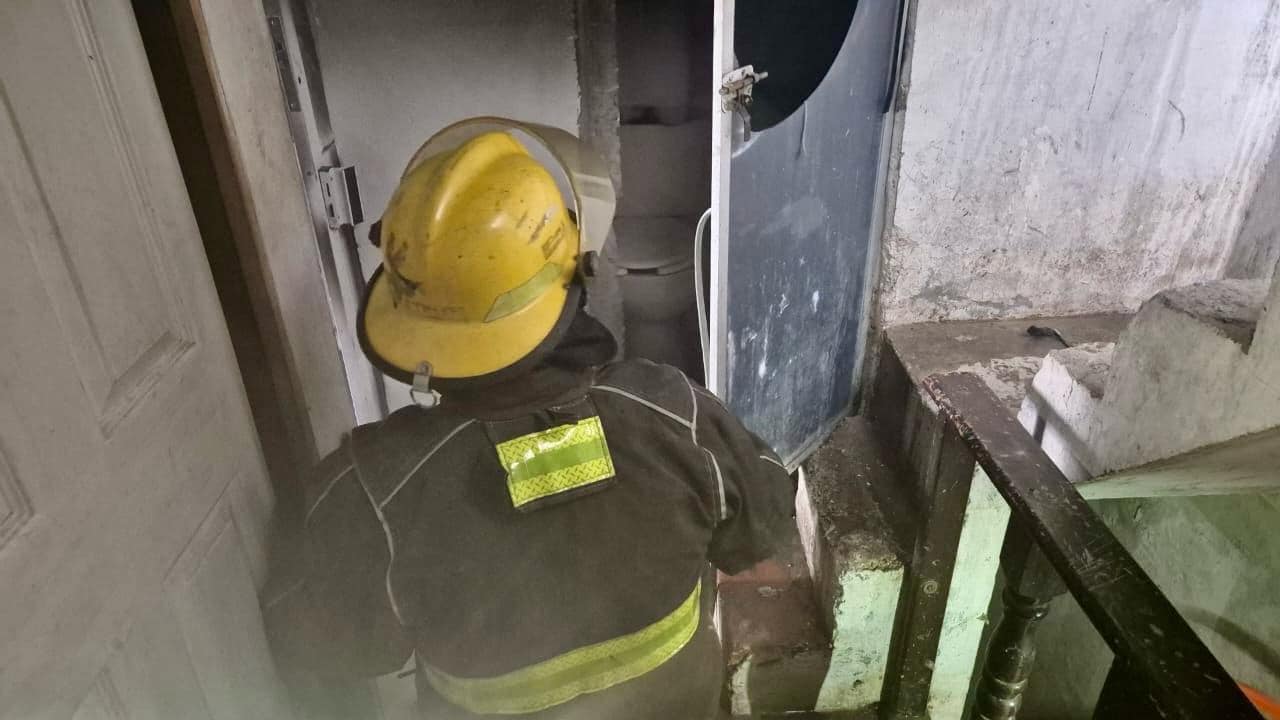 Por: Cortesía Lula Pineda Bomberos sofocan incendio en casa habitación en San Andrés Cholula