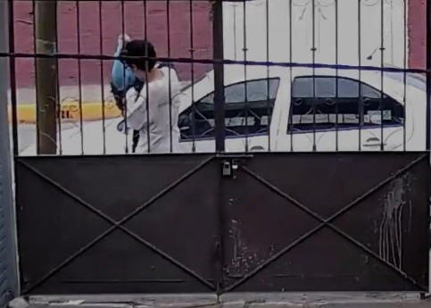Foto: Cortesía Captan en video a joven abandonando a un bebé dentro de una bolsa en Tultitlán