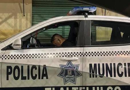 Policía de Tlaltelulco es captado ebrio y dormido en patrulla oficial