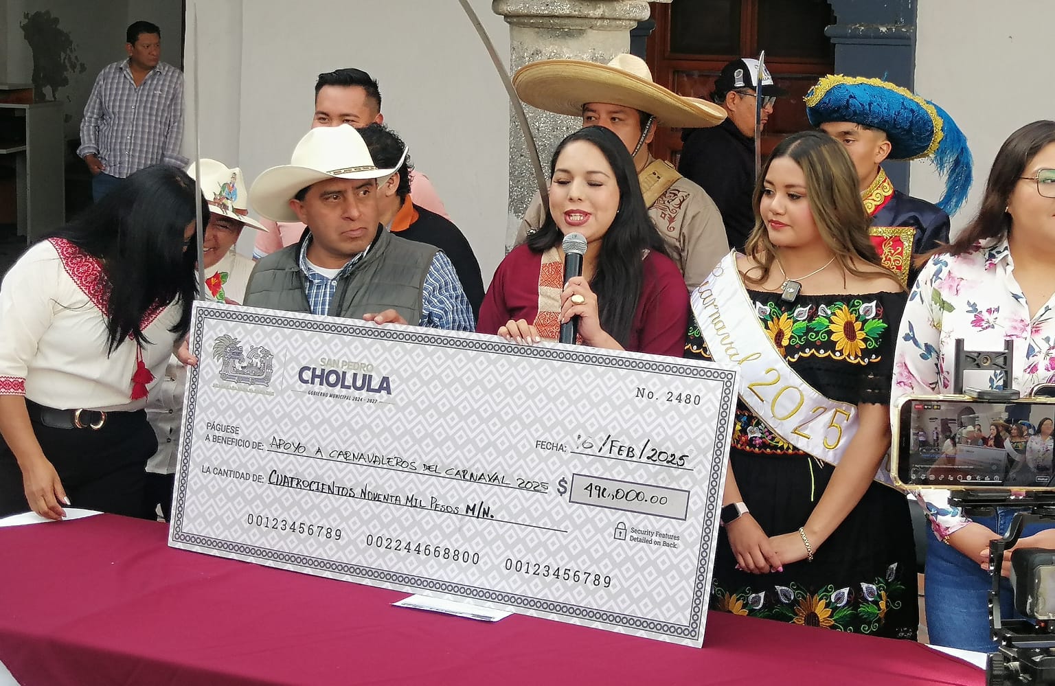 Por: Cortesía Lula Pineda Pega de bando por Tonantzin Fernández es acompañado con apoyo a batallones