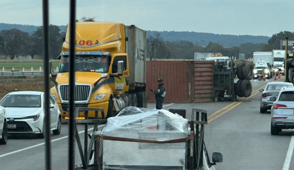 Foto: Cortesía Tráiler volcado en la Amozoc-Perote genera caos vial