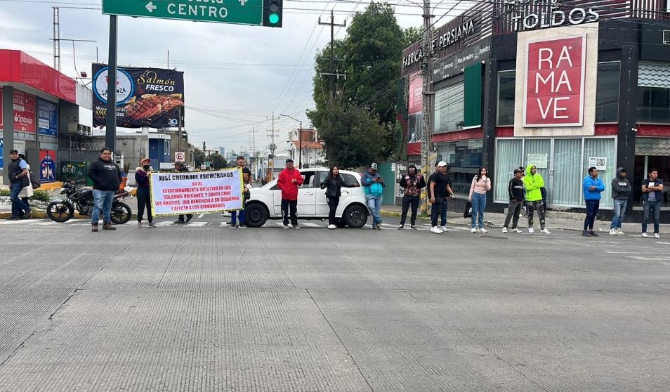 Foto: Cortesía Vecinos bloquean la 25 Poniente y 31 Sur en protesta contra parquímetros
