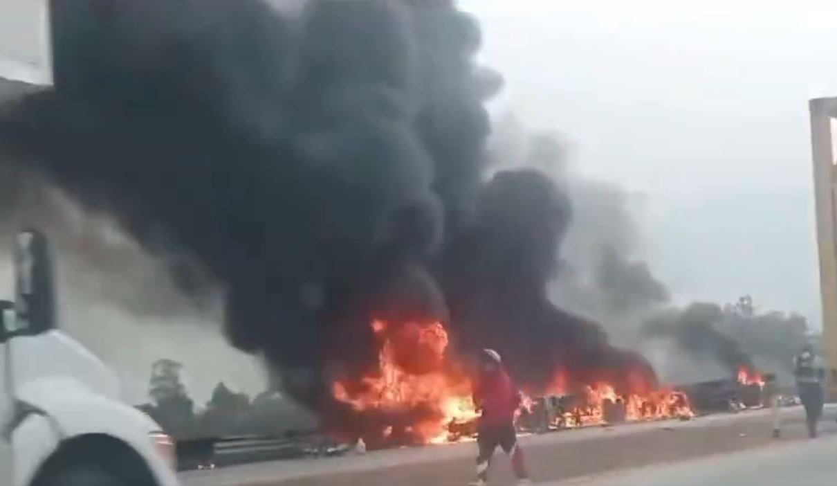Foto: Cortesía Accidente en Arco Norte: tráiler volcado e incendiado bloquea vialidad