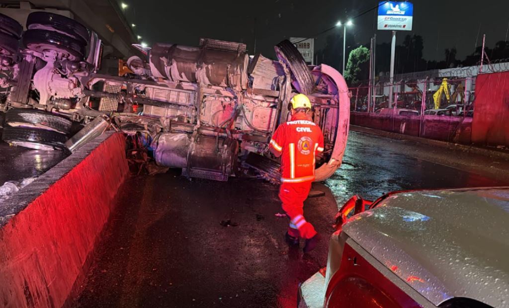 Foto: Cortesía Volcadura de tráiler en la México-Puebla afecta circulación