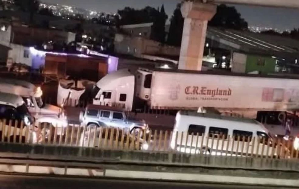 Foto: Cortesía Caos en la México-Puebla: tráiler embiste autos y cierra vialidad