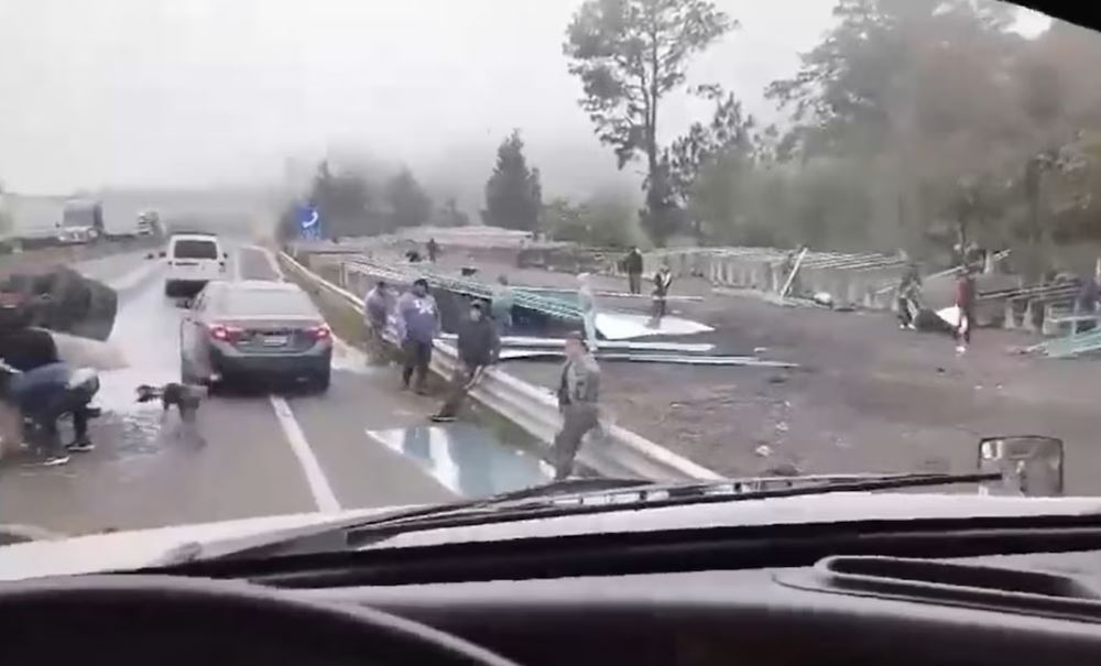 Foto: Cortesía Pobladores intentan saquear tráiler volcado en San Luis Potosí