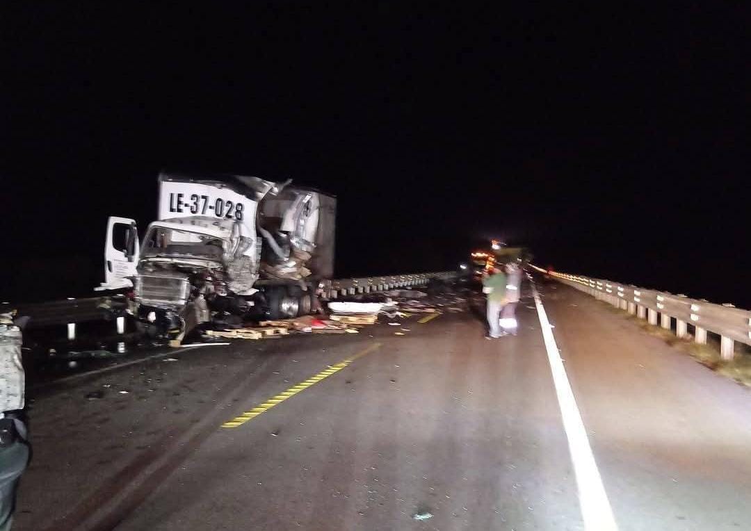 Foto: Cortesía Choque frontal entre dos tráileres en la Amozoc-Perote deja un muerto y cierra la vialidad por varias horas