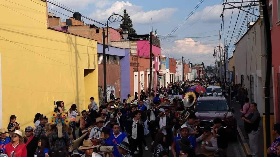 Por: Cortesía Lula Pineda Inicia desfile de 'Las Mascaritas' en San Pedro Cholula