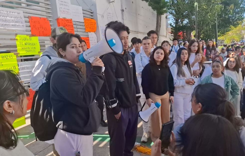 Foto: Cortesía Estudiantes de la BUAP en paro por plazas de internado y renuncia del director