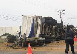 Foto: Cortesía Vuelca tractocamión y bloquea vialidad en Hueyotlipan: Sin heridos