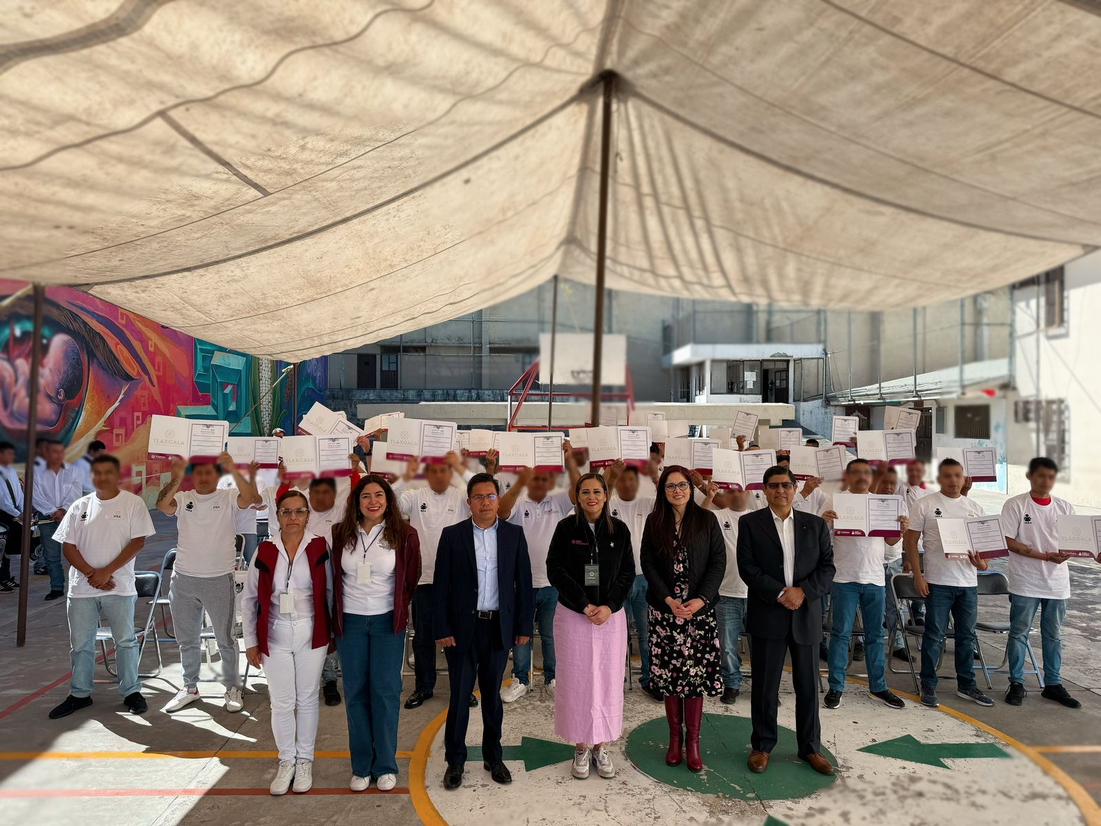Foto: Cortesía Gobierno de Tlaxcala entrega certificados a internos del CERESO, fomentando la educación