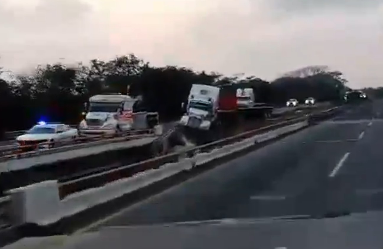 Foto: Cortesía Accidente vial en el Circuito Exterior Mexiquense deja personas lesionadas y caos vehicular