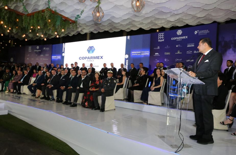 Foto: Cortesía Alejandro Armenta respalda a Beatriz Camacho como líder de COPARMEX Puebla
