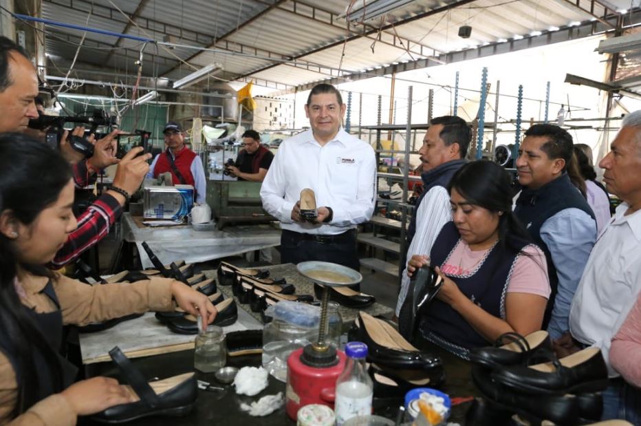 Foto: Cortesía Armenta impulsa producción local de calzado en Puebla con 375 mil pares