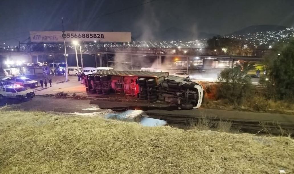 Foto: Cortesía Tráiler vuelca en Av. López Portillo y causa caos vial en Cuautitlán Izcalli