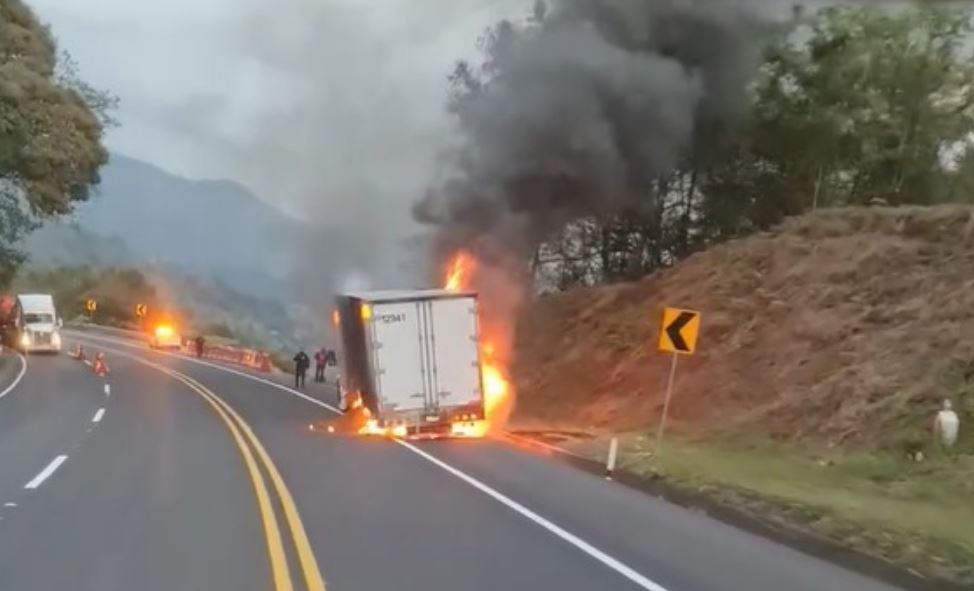 Foto: Cortesía Incendio en camión de carga causa alerta en la México-Tuxpan