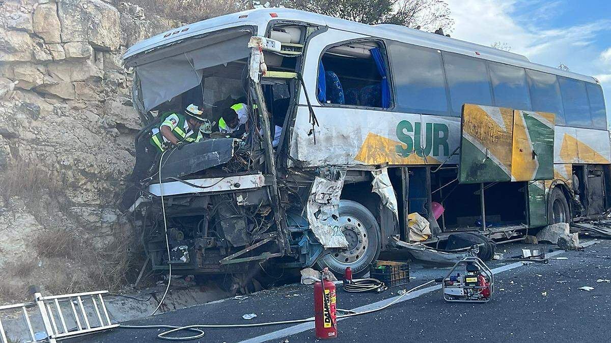 Foto: Cortesía Un camión torton impactó de frente a un autobús de turismo este martes sobre la supercarretera Cuacnopalan-Oaxaca