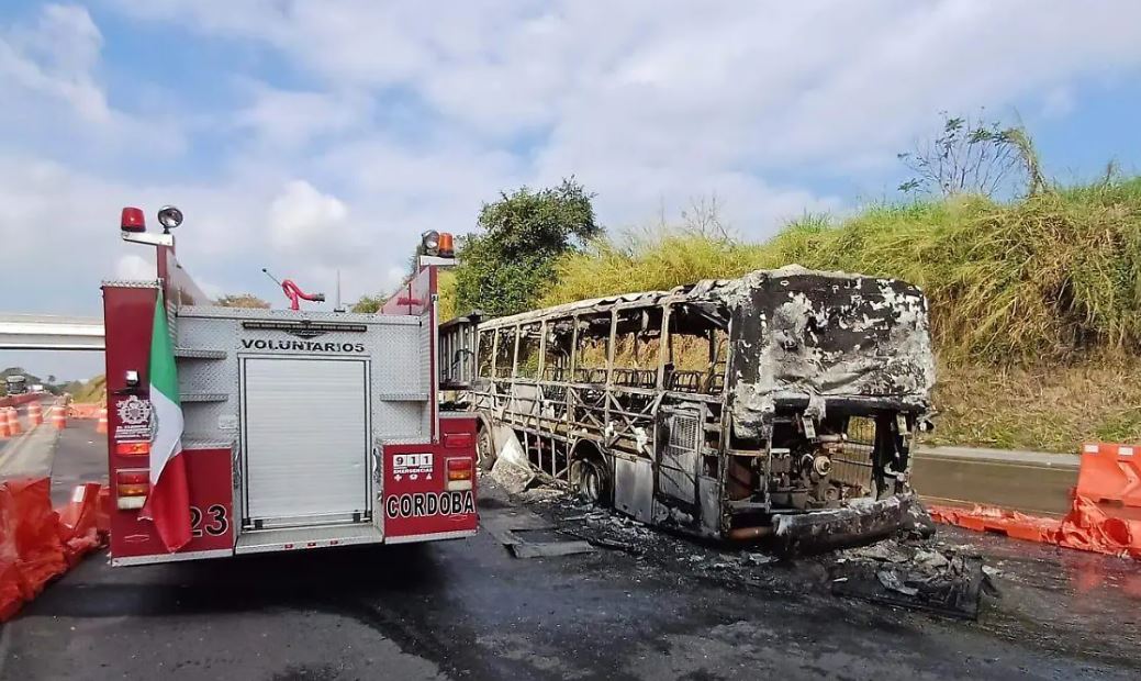 Foto: Cortesía Autobús se incendia en la Puebla-Veracruz y queda reducido a escombros