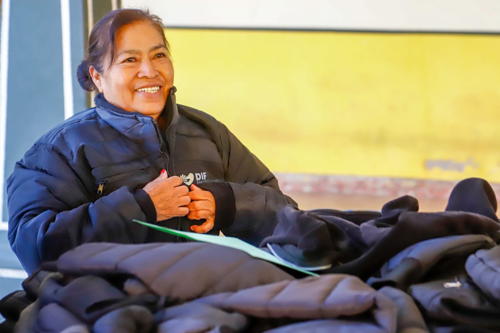 Comunicado oficial Abrigando Cholula el programa de bienestar que entrega 4,500 chamarras por todo San Pedro